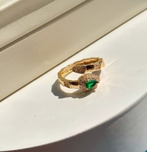 Anel inspiração alta joalheria zircônia verde e cristais regulável ouro 18k