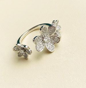 Anel floral cravejado zircônias cristais no ródio branco