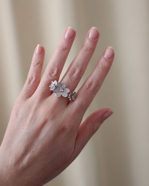 Anel floral cravejado zircônias cristais no ródio branco