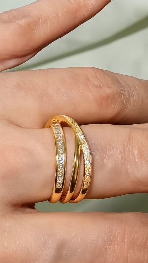 Anel entrelaçado cravejado com zircônias cristais banho ouro 18k